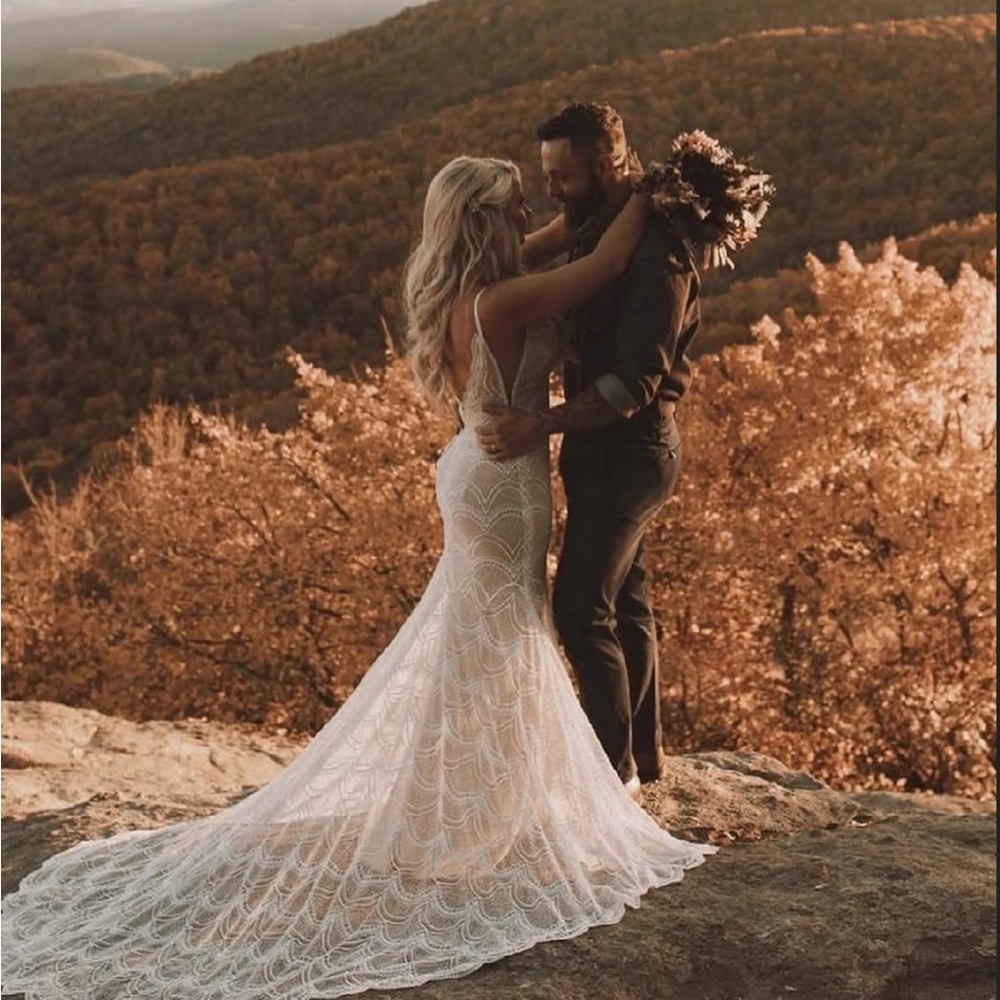 Elegant Lace Bridal Gown - Picture 2 of 8